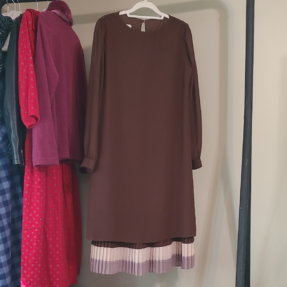 Vintage Elegant Brown Dress with Pleated Hem Underlay